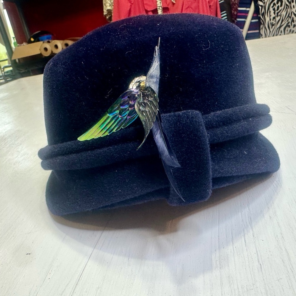 Vintage Julian Gold Wool Pillbox Hat Navy Bird Brooch Feather 60s Style - Picture 5 of 13